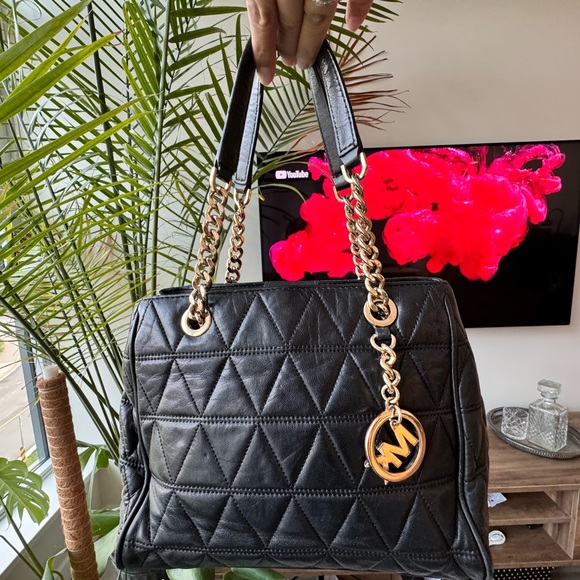 Cute Michael Kors leather tote - Picture 1 of 11